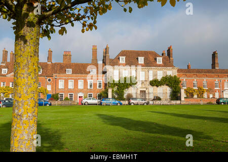 Die Chorsänger grün, die enge, Salisbury. VEREINIGTES KÖNIGREICH. Mompesson House (National Trust) ist im Hintergrund. Stockfoto