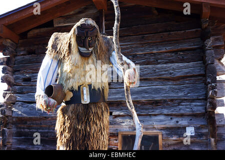 Lötschental-Maske vor kleiner Scheune, Blatten, Lötschental, Walliser alpen, Schweiz Stockfoto