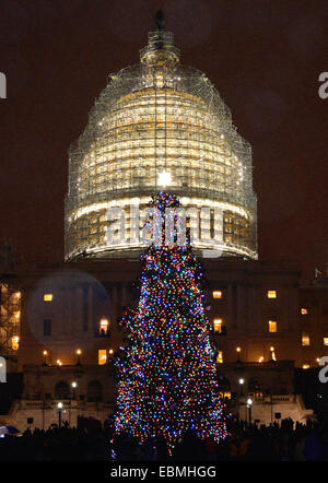 Washington, DC, USA. 2. Dezember 2014. Das Capitol Weihnachtsbaum leuchtet vor dem Kapitol in Washington, D.C., Hauptstadt der Vereinigten Staaten, 2. Dezember 2014. Die 2014 Capitol Weihnachtsbaum ist eine weiße Fichte von Chippewa National Forest in Cass Lake, Minnesota. Bildnachweis: Bao Dandan/Xinhua/Alamy Live-Nachrichten Stockfoto