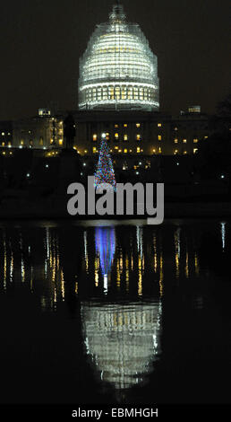 Washington, DC, USA. 2. Dezember 2014. Das Capitol Weihnachtsbaum leuchtet vor dem Kapitol in Washington, D.C., Hauptstadt der Vereinigten Staaten, 2. Dezember 2014. Die 2014 Capitol Weihnachtsbaum ist eine weiße Fichte von Chippewa National Forest in Cass Lake, Minnesota. Bildnachweis: Bao Dandan/Xinhua/Alamy Live-Nachrichten Stockfoto