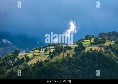 Landschaft der Karpaten in Rumänien. Dorf auf dem Hügel nach dem Regen. Stockfoto