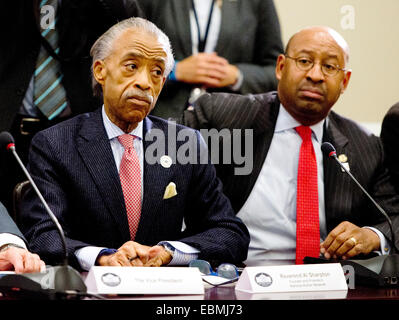 Reverend Al Sharpton, Gründer und Präsident, National Action Network (NAN), links und Bürgermeister Michael Nutter von Philadelphia, Pennsylvania, hören, wie US-Präsident Barack Obama Bemerkungen macht nach einem Treffen mit gewählten Beamten, Gemeinschaft und glauben Führer, zusammen mit Strafverfolgungsbehörden, zu diskutieren, wie Gemeinden und Strafverfolgungsbehörden zusammenarbeiten kann, um Vertrauen zur Stärkung der Nachbarschaften im Land aufzubauen. Bildnachweis: Ron Sachs/CNP (Einschränkung: NO New York oder New Jersey Zeitungen oder Zeitschriften in einem Umkreis von 75 Meilen von New York City) - NO-Draht-Dienst - Stockfoto