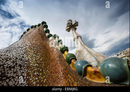 Dach und Schornstein, Casa Batlló, entworfen von dem Architekten Antoni Gaudi, Barcelona, Katalonien, Spanien Stockfoto