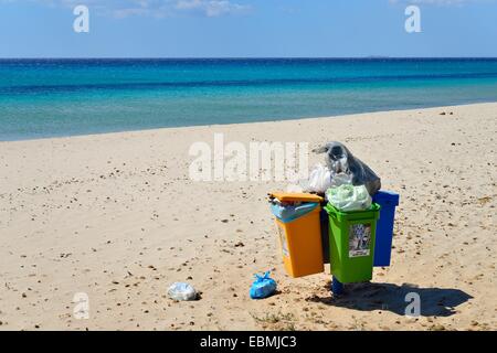 Überquellenden Mülltonnen am Strand, Costa Rei, Cagliari, Sardinien, Italien-Provinz Stockfoto