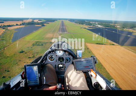 Blick aus dem Cockpit eines Segelflugzeugs, Landung Ansatz auf dem Flugplatz Rothenburg in der Oberlausitz, Rothenburg, Sachsen, Deutschland Stockfoto