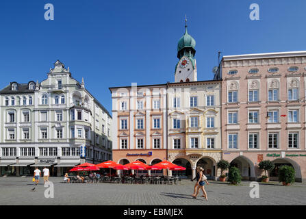 Max-Josefs-Platz-Platz mit Turm der Stadtpfarrkirche, Rosenheim, Upper Bavaria, Bavaria, Germany Stockfoto