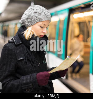 Lady wartet auf u-Bahn-Bahnsteig. Stockfoto