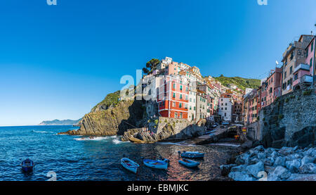 Blick auf die Stadt mit Hafen und bunte Häuser, Riomaggiore, Cinque Terre, La Spezia, Ligurien, Italien Stockfoto
