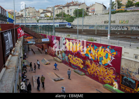 Neues Kulturzentrum, "La Friche la Belle de Mai", befindet sich am Eingang zum Bahnhof Saint Charles, Graffiti an der Stockfoto