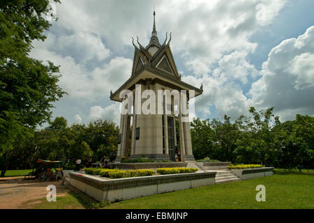 Memorial Stupa für die Gefangenen von den kommunistischen oder maoistischen Khmer Rouge in Choeung Ek, Killing Fields, Phnom Penh ermordet Stockfoto