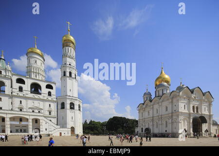 Iwan der große Glockenturm und die Erzengel-Michael-Kathedrale im Kreml, Moskau, Russland Stockfoto