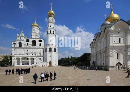 Iwan der große Glockenturm und Erzengel-Michael-Kathedrale im Kreml, Moskau, Russland Stockfoto