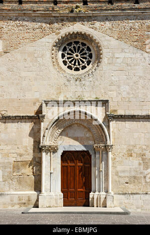 Rose Fenster, Veranda, Kathedrale, Cattedrale di San Giuseppe, 13. Jahrhundert, Altstadt, Vasto, Abruzzen, Italien Stockfoto