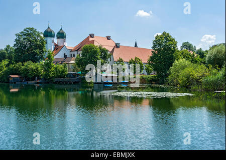 Benediktinerkloster Seeon mit Kloster Kirche von St. Lambert, Klostersee, Bayern, Oberbayern, Chiemgau, Seebruck Stockfoto