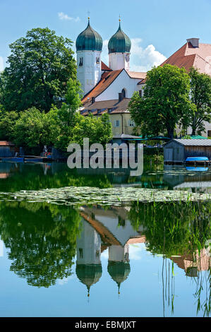 Benediktinerkloster Seeon mit Kloster Kirche von St. Lambert, Klostersee, Bayern, Oberbayern, Chiemgau, Seebruck Stockfoto