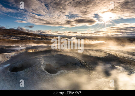 Solfataren, Fumarolen, Schlammlöcher, Schwefel und anderen Mineralien, Dampf-Lichter in der untergehenden Sonne auf dem Berg Námafjall, Stockfoto