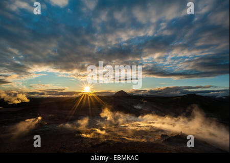 Solfataren, Fumarolen, Schlammlöcher, Schwefel und anderen Mineralien, Dampf-Lichter in der untergehenden Sonne auf dem Berg Námafjall, Stockfoto