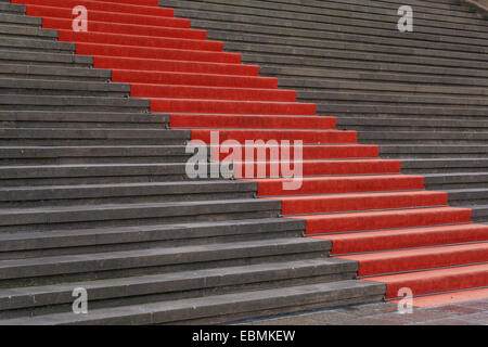 Roten Teppich auf der Treppe des Konzertsaals Konzerthaus Berlin, Berlin, Deutschland Stockfoto