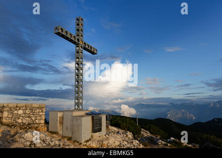 Gipfelkreuz Europakreuz am Alberfeldkogel, Feuerkogel Bereich, Höllengebirge Berge, Salzkammergut, Oberösterreich, Österreich Stockfoto