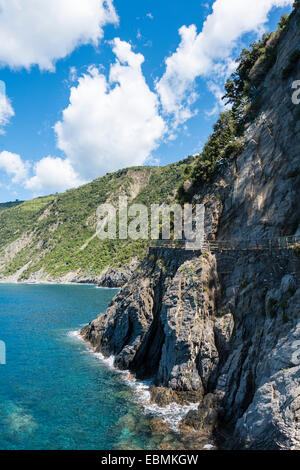 Verfolgen Sie entlang der Klippen, Via Dell ' Amore, Weg der Liebe, Cinque Terre, Ligurien, Italien Stockfoto