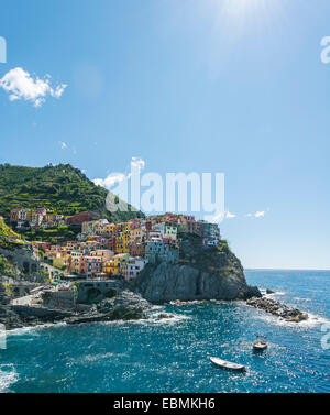 Bunte Häuser auf den Klippen, Manarola, Riomaggiore, Cinque Terre, La Spezia, Ligurien, Italien Stockfoto