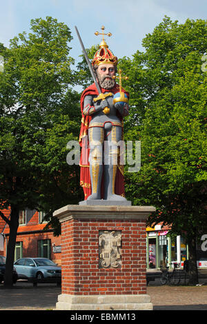 Historische Roland-Statue auf dem Marktplatz in Wedel, Wahrzeichen der Stadt Wedel, Wedel, Schleswig-Holstein, Deutschland Stockfoto