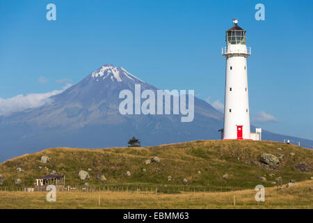 Leuchtturm Cape Egmont mit Mount Taranaki, Pungarehu, Taranaki Region, Neuseeland Stockfoto