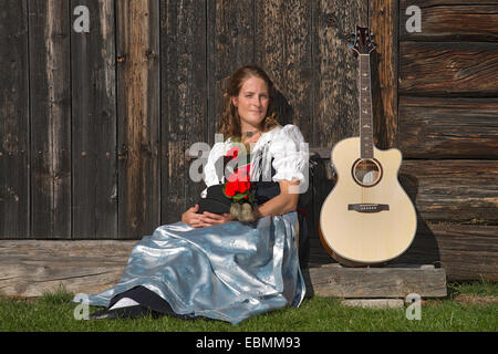 Junge Frau in Tracht, typisch für die Region Achensee Tyrolean Tracht, Achenkirch, Tirol, Österreich Stockfoto