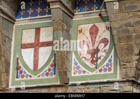 Detail der zwei Embleme der Republik Florenz an der Fassade des Palazzo Vecchio in Florenz Stockfoto