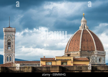 Giottos Glockenturm und Brunelleschis Kuppel von der Basilika Santa Maria del Fiore in Piazza del Duomo in Florenz, hohe Ansicht her Stockfoto