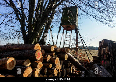 Hölzerner Jagdblindstand, Post-Wachturm Tschechische Republik hölzerner Turm am Waldrand Stockfoto