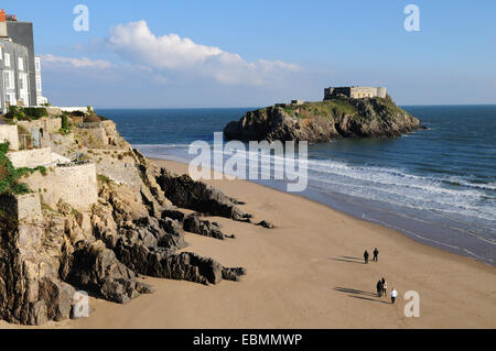 Menschen zu Fuß auf Tenby South Beach im Winter Pembrokeshire Wales Cymru UK GB Stockfoto