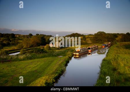 Narrowboats auf Caldon Kanal, nahe Hazlehurst Junction, Staffordshire, England Stockfoto