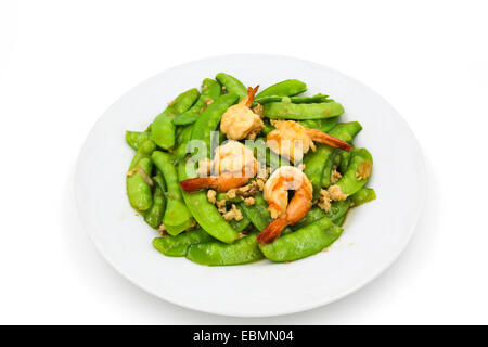 Gebratene Kichererbsen mit Garnelen auf einem Teller. Stockfoto