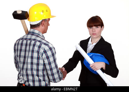 Architekt und Baumeister, die Hände schütteln Stockfoto