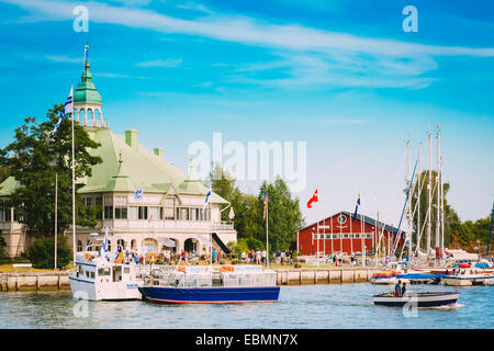 HELSINKI, Finnland - 27. Juli 2014: Helsinki, Finnland. Hafen und Kai Yacht Stand am Pier, Steg am Sommertag Stockfoto