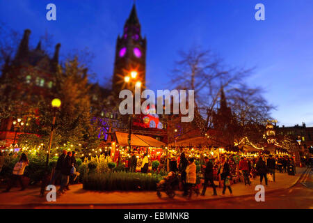 Weihnachtsmarkt vor dem Rathaus in Albert Square, Manchester, England. Stockfoto