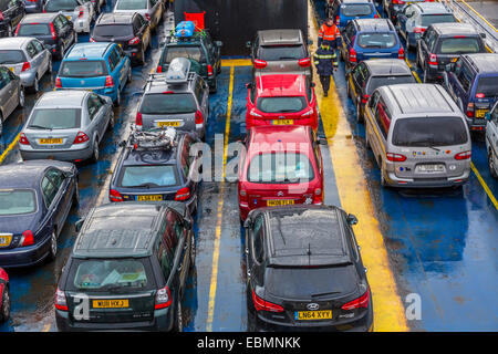 Ein Panorama Blick auf einem autodeck auf einem Dover nach Calais Cross Channel Fähre England Großbritannien Stockfoto