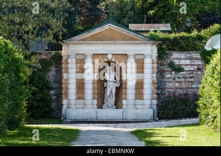 Villa Valmarana Ai Nani, Vicenza, Venetien, Italien. Das Nymphäum oder Grotte, mit einer Statue von Triton, Sohn des Poseidon Stockfoto