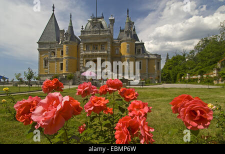 Dies ist eine Ansicht des Masandra Palastes (Krim). Schöne Rosen stehen im Vordergrund. Stockfoto