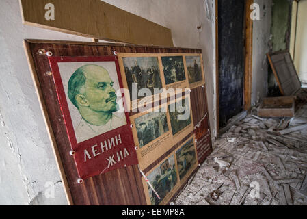 Lenin-Porträt in Chernobyl-2 Militärbasis neben sowjetischen Duga-3 Radar in der Sperrzone von Tschernobyl, Ukraine Stockfoto