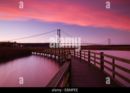 Die Humber-Brücke aus der Gewässern Rand Country Park, Barton-upon-Humber, North Lincolnshire, UK. 23. November 2014. Stockfoto