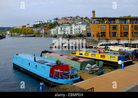 Bristol, England - 31. Oktober 2014: Moderne Wohnsiedlungen mit Originalarchitektur von Hotwells gemischt. Stockfoto