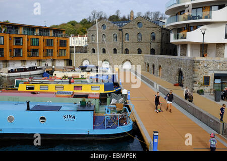 Bristol, England - 31. Oktober 2014: Moderne Wohnsiedlungen mit original Stein Warehouse-Architektur am Wasser gemischt Stockfoto