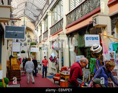 Das Innere des Clifton Arcade, eine kleine shopping viktorianischen Einkaufspassage mit einem Galerie - Clifton, Bristol Stockfoto