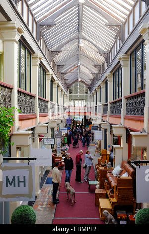 Das Innere des Clifton Arcade, eine kleine shopping viktorianischen Einkaufspassage mit einem Galerie - Clifton, Bristol Stockfoto