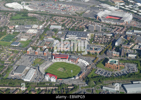 Eine Luftaufnahme des Old Trafford und Trafford Park von Manchester zeigt die Fußball und Cricket. Stockfoto