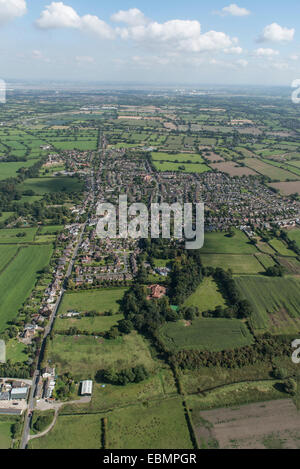 Eine Luftaufnahme des Cheshire Dorf von Saughall mit der umgebenden Landschaft und Ellesmere Port sichtbar in der Ferne Stockfoto