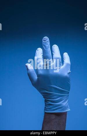 Geben Sie eine chirurgische Latex-Handschuh. Stockfoto