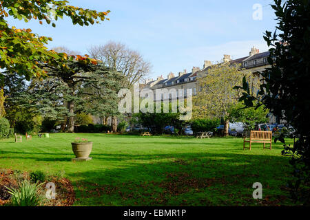 Clifton Park Gardens, mit Vyvyan Terrasse im Hintergrund, ein 'Square' in Clifton, Bristol Stockfoto